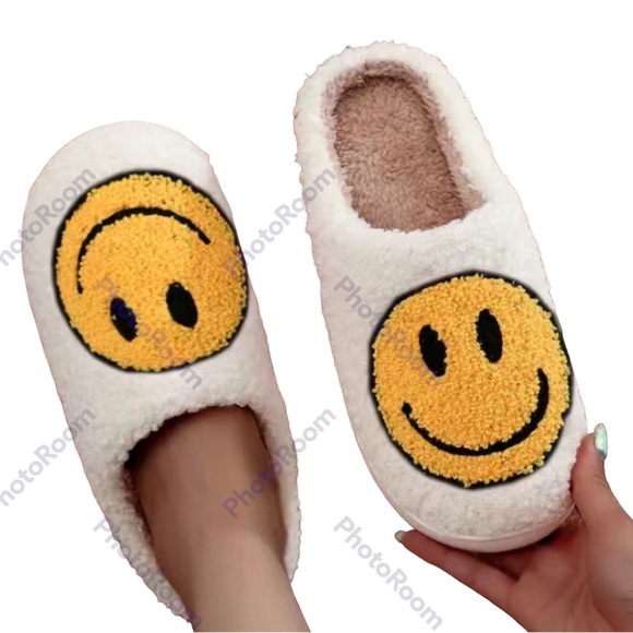 Smile motif wht yellow slippers molded bottom NWT size 7.5-8 Fun summer gift - Picture 2 of 3